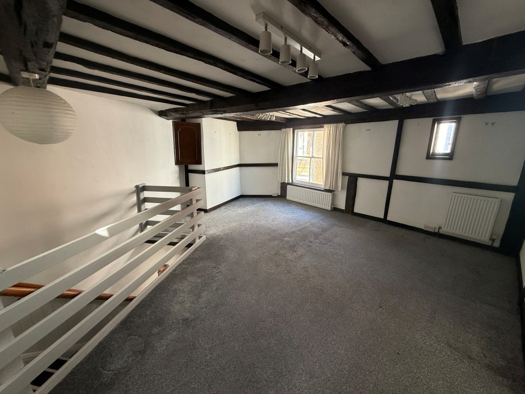 Lot: 101 - VACANT SHOP AND SELF-CONTAINED FLAT IN TOWN CENTRE - Living room